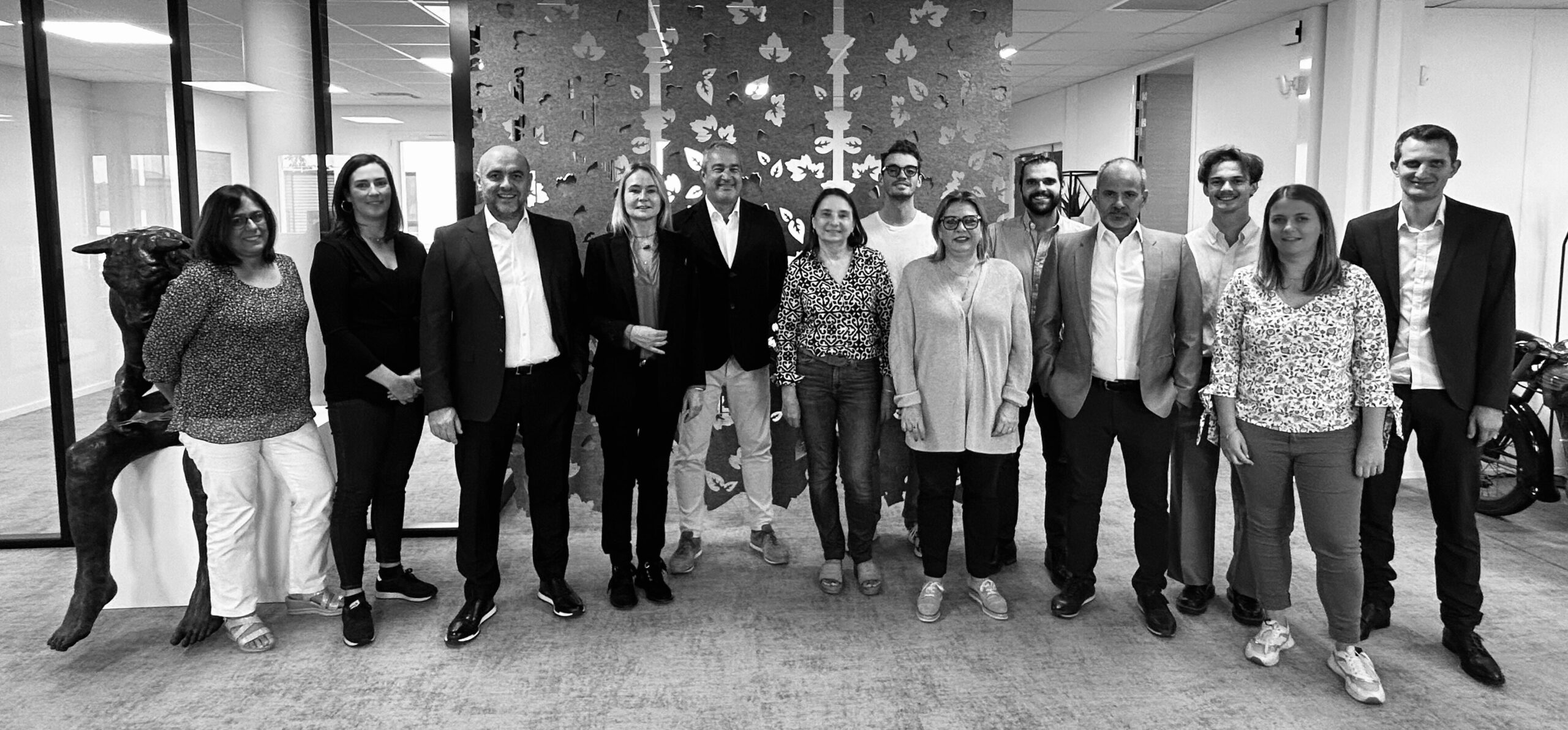 Photo team Photo de l'équipe d'Élevage et Patrimoine, en noir et blanc, dans le siège social de l'entreprise.